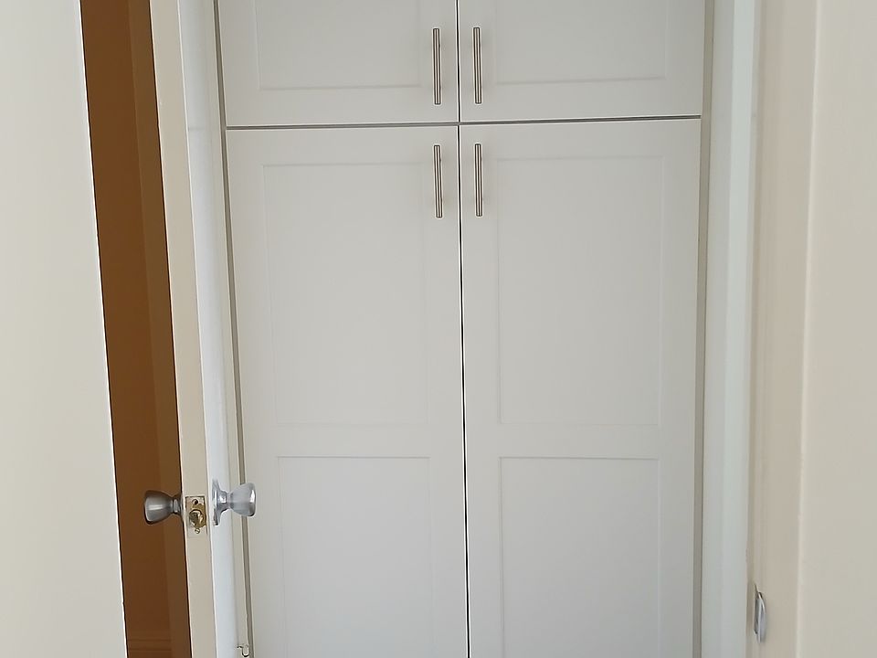 BRAND NEW SPACIOUS SOFT-CLOSE LINEN CLOSET