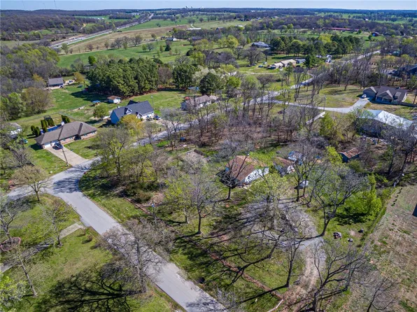 720 N Robin Rd, Gentry, AR 72734
