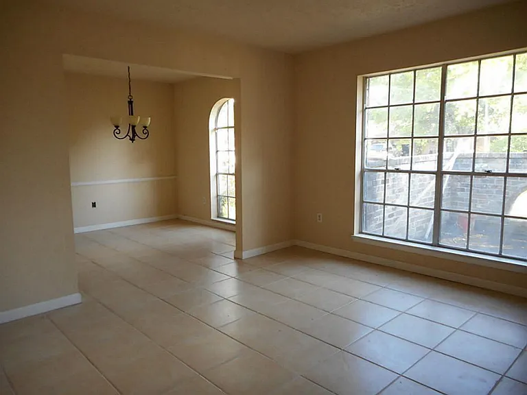 11226 Concho St — Photo 5