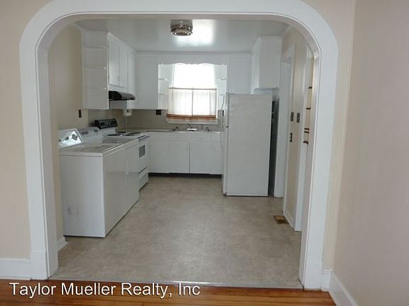 3rd image of 108 E Cypress St