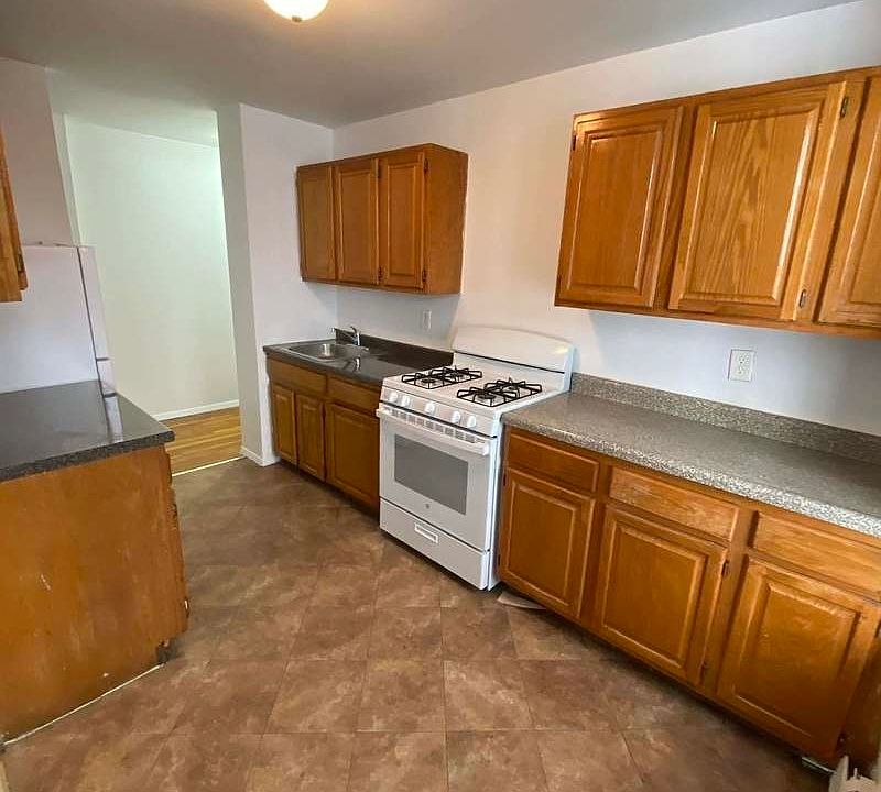 2nd image of 200 Marcy Pl APT 3D