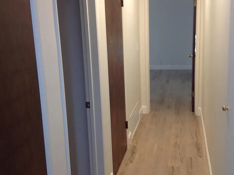 Gorgeous High-end linoleum wood-look flooring through-out