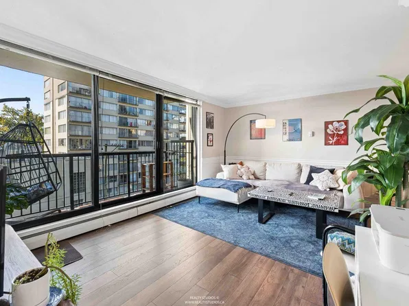 1330 Harwood St #207, Vancouver, BC V6E 1S8