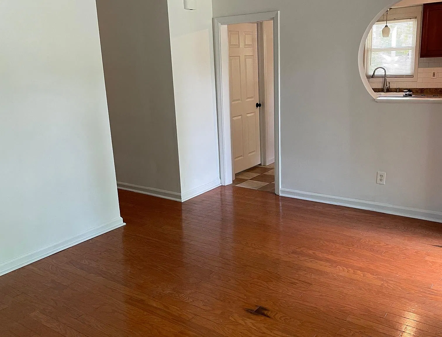 3 bed, 1000 sqft, $2,300 — Photo 3