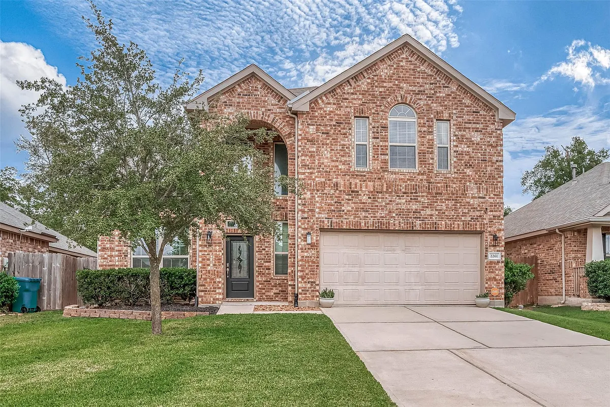 Building Photo - 2261 Oak Circle Dr N
