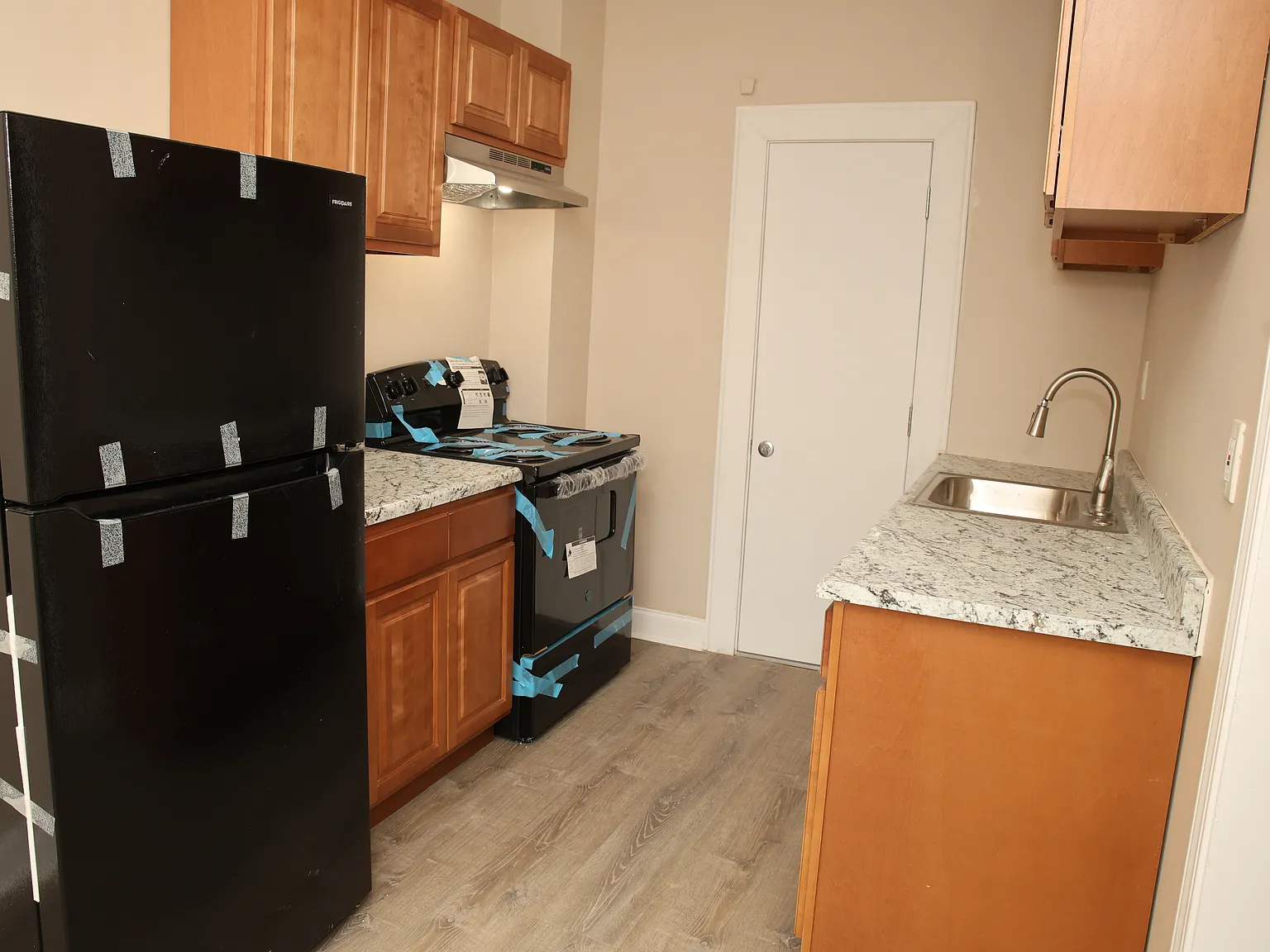 Noble Tudor Apartments — Photo 2