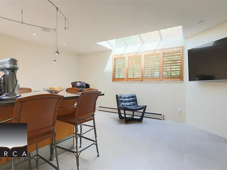 5060 Pinetree Cres — Photo 22