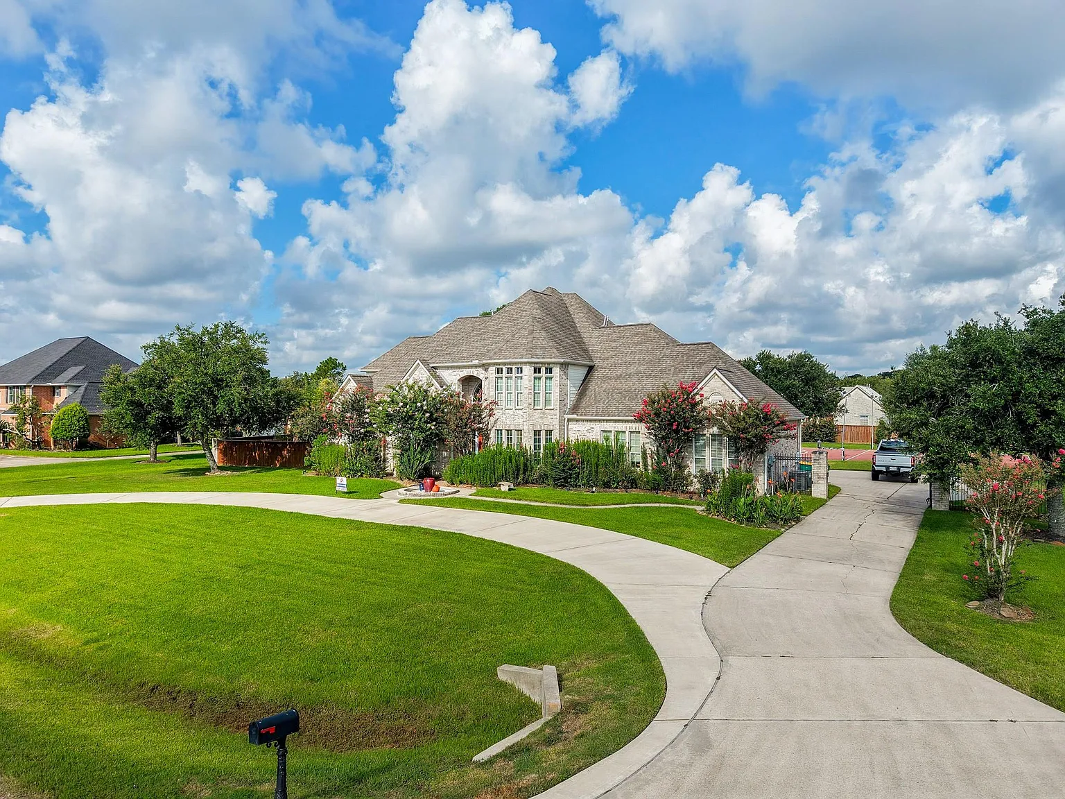 5 bed, 4.5 bath, 4152 sqft, $4,500 — Photo 3