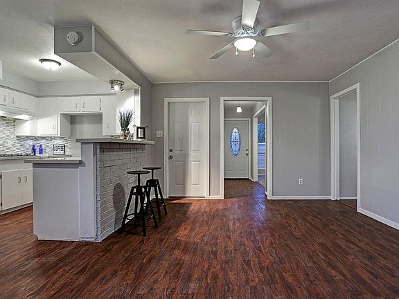 3rd image of 5807 Farwell Dr