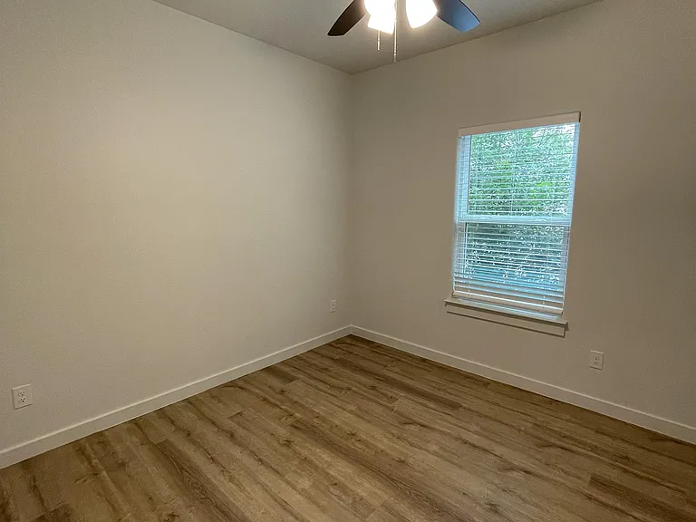 524 W Florence St — Photo 11