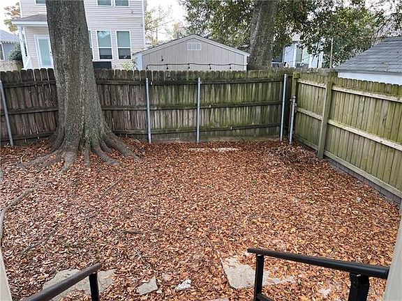 5th image of 828 Hidalgo St