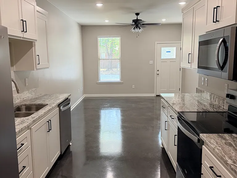 1700 Oakwood Dr #1700 — Photo 2