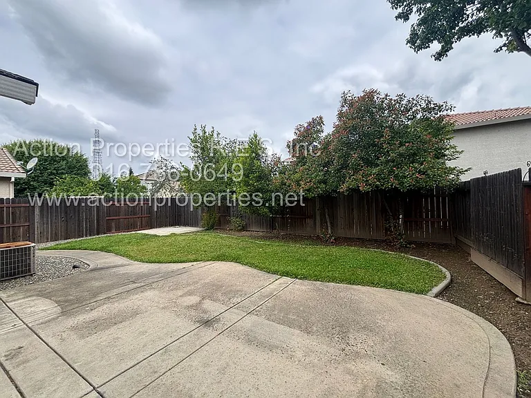 320 Bettencourt Dr — Photo 32