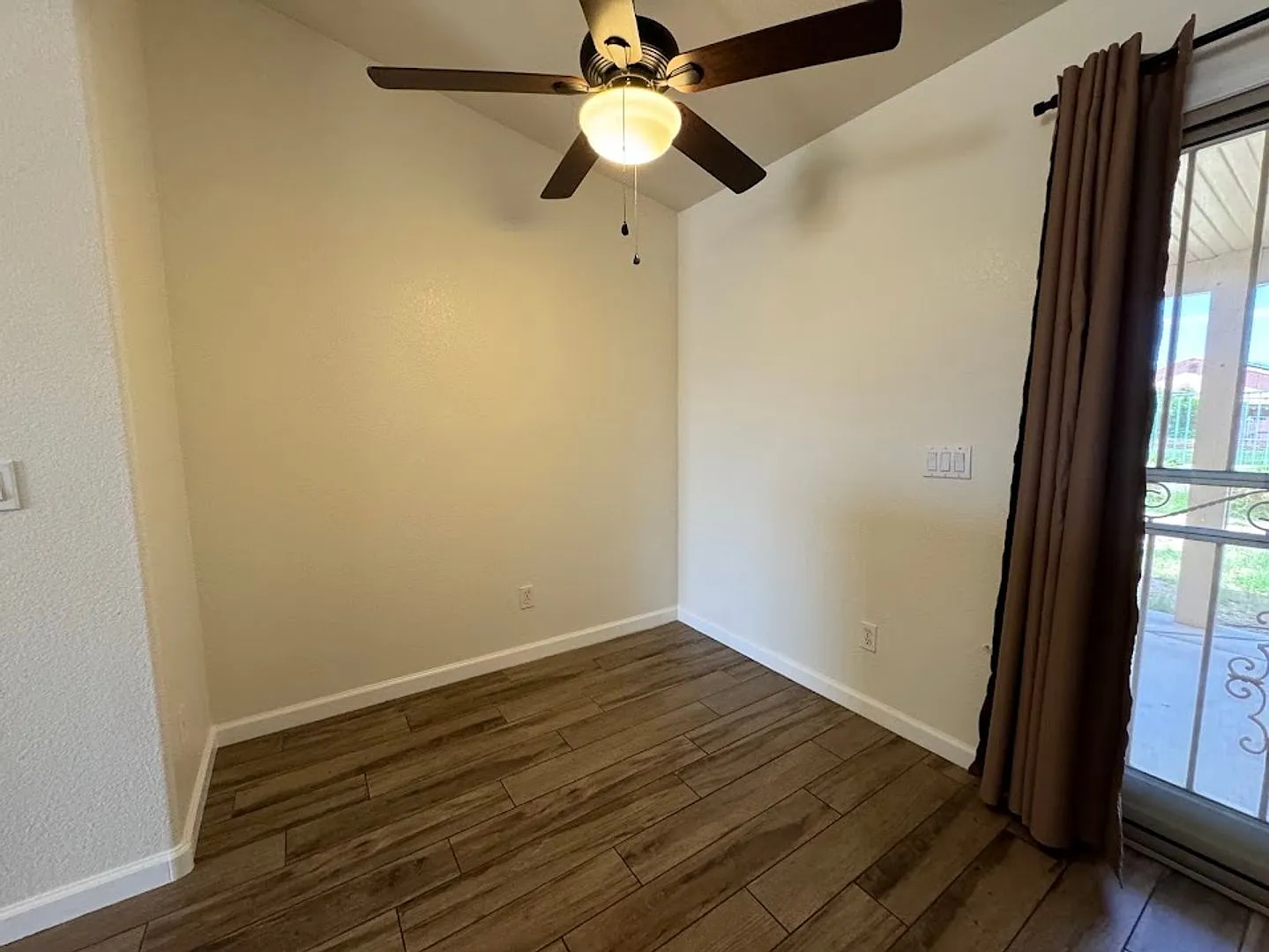 3 Bedroom Home No Neighbors Behind! — Photo 4