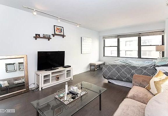 2nd image of 10 W 15th St APT 922