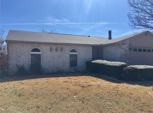 6832 Glenhurst Dr, North Richland Hills, TX 76182