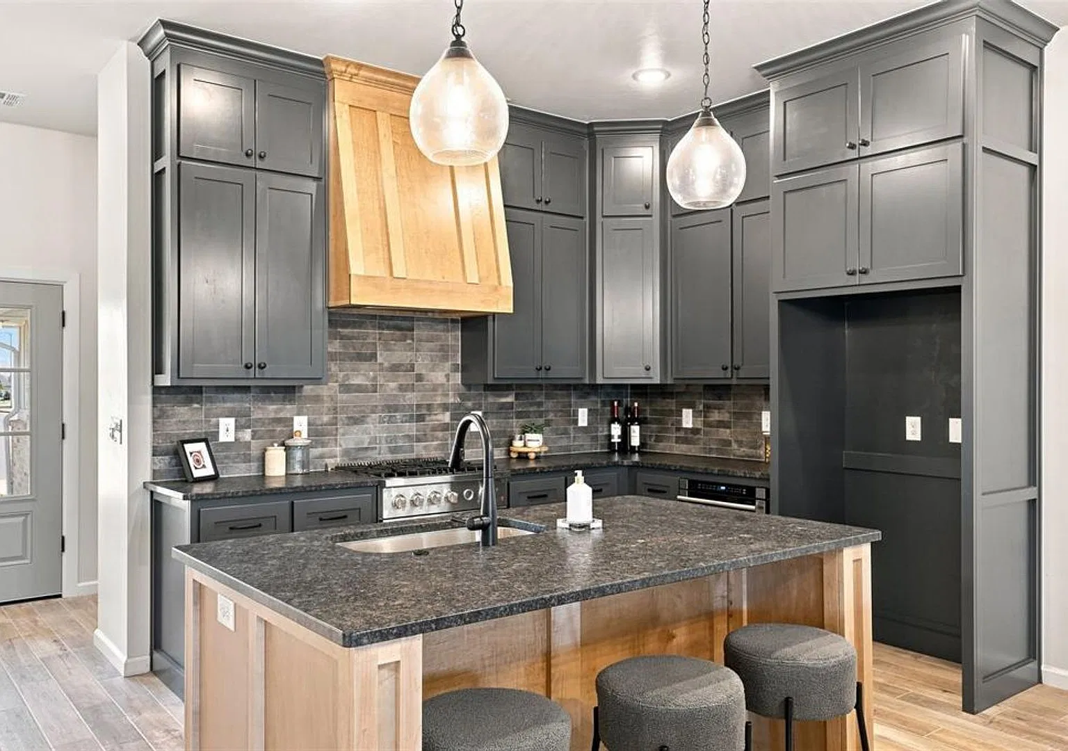 Brand New Home In Mustang! — Photo 4