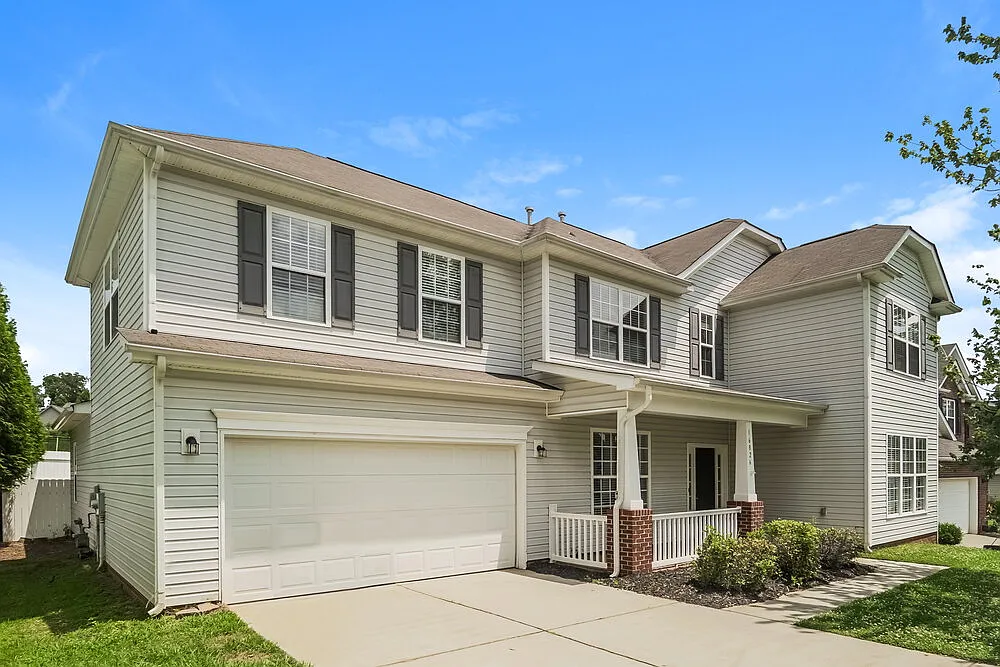 6 bed, 2.5 bath, 3285 sqft, $2,930 — Photo 4