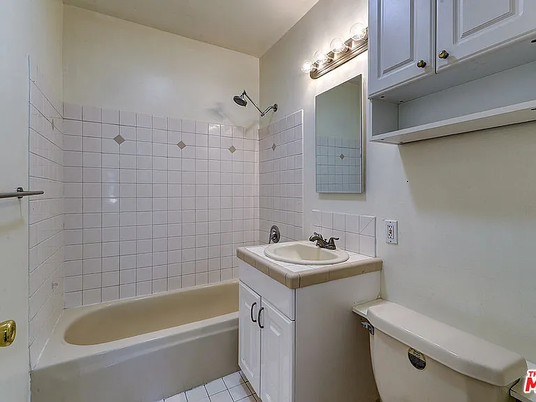 15601 Morrison St — Photo 7