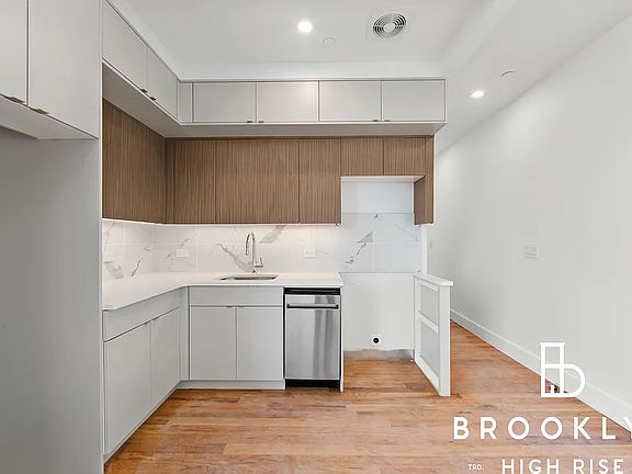 4th image of 2715 Fulton St #803
