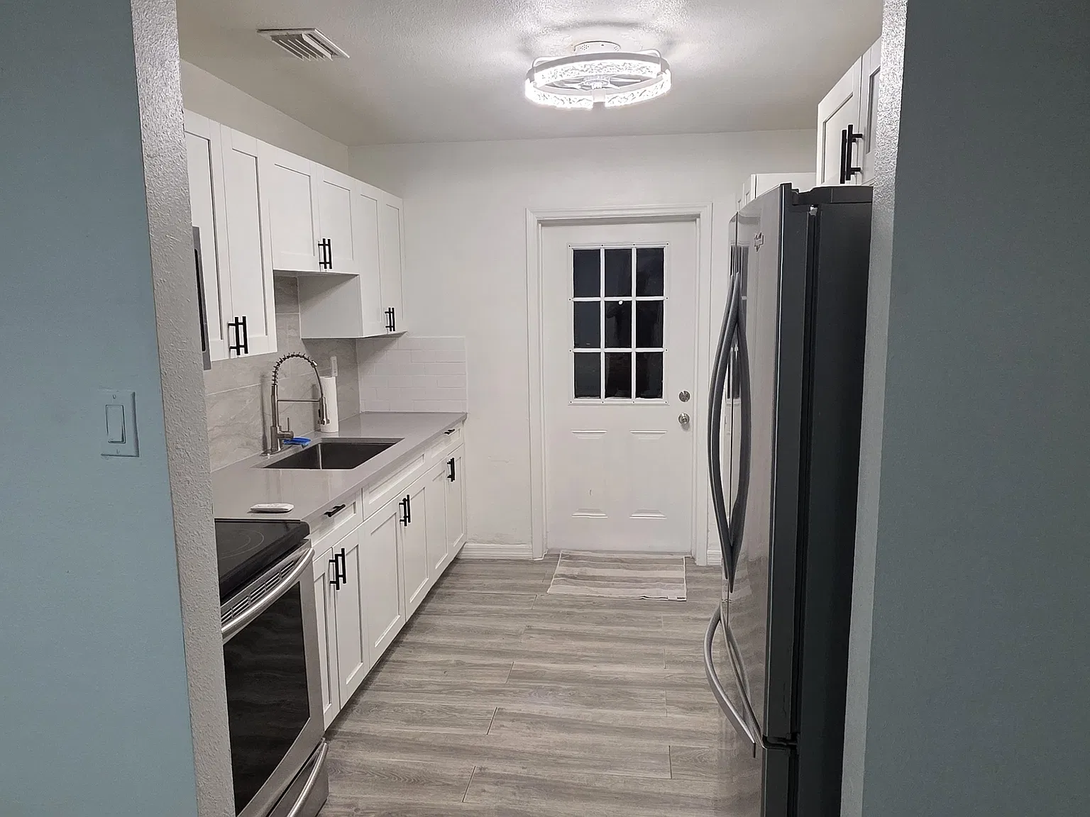 3 bed, 1000 sqft, $2,200 — Photo 3