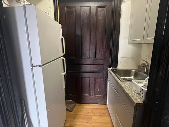 4th image of 562 Macon St #2