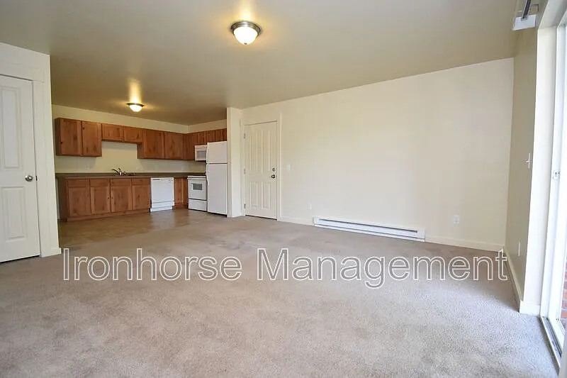 2 bed, 1.0 bath, 865 sqft, $1,650 — Photo 2