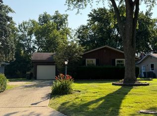 381 N Silverleaf Blvd, Carol Stream, IL 60188