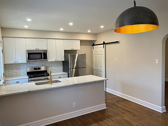 2nd image of 1037 Sanford Ave