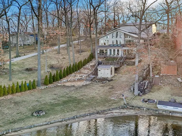 16126 Crest Dr, Linden, MI 48451