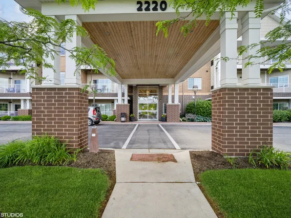 2220 Founders Dr APT 325, Northbrook, IL 60062