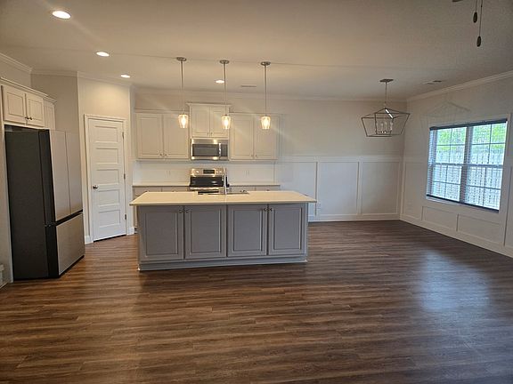 3rd image of 8023 Barton Dr