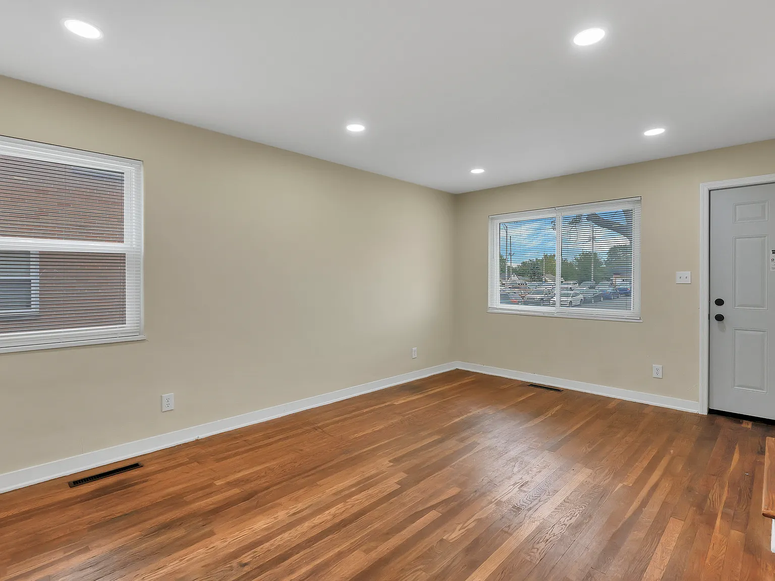 2 bed, 900 sqft, $1,095 — Photo 2