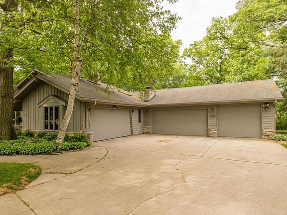 Front View w/Garages