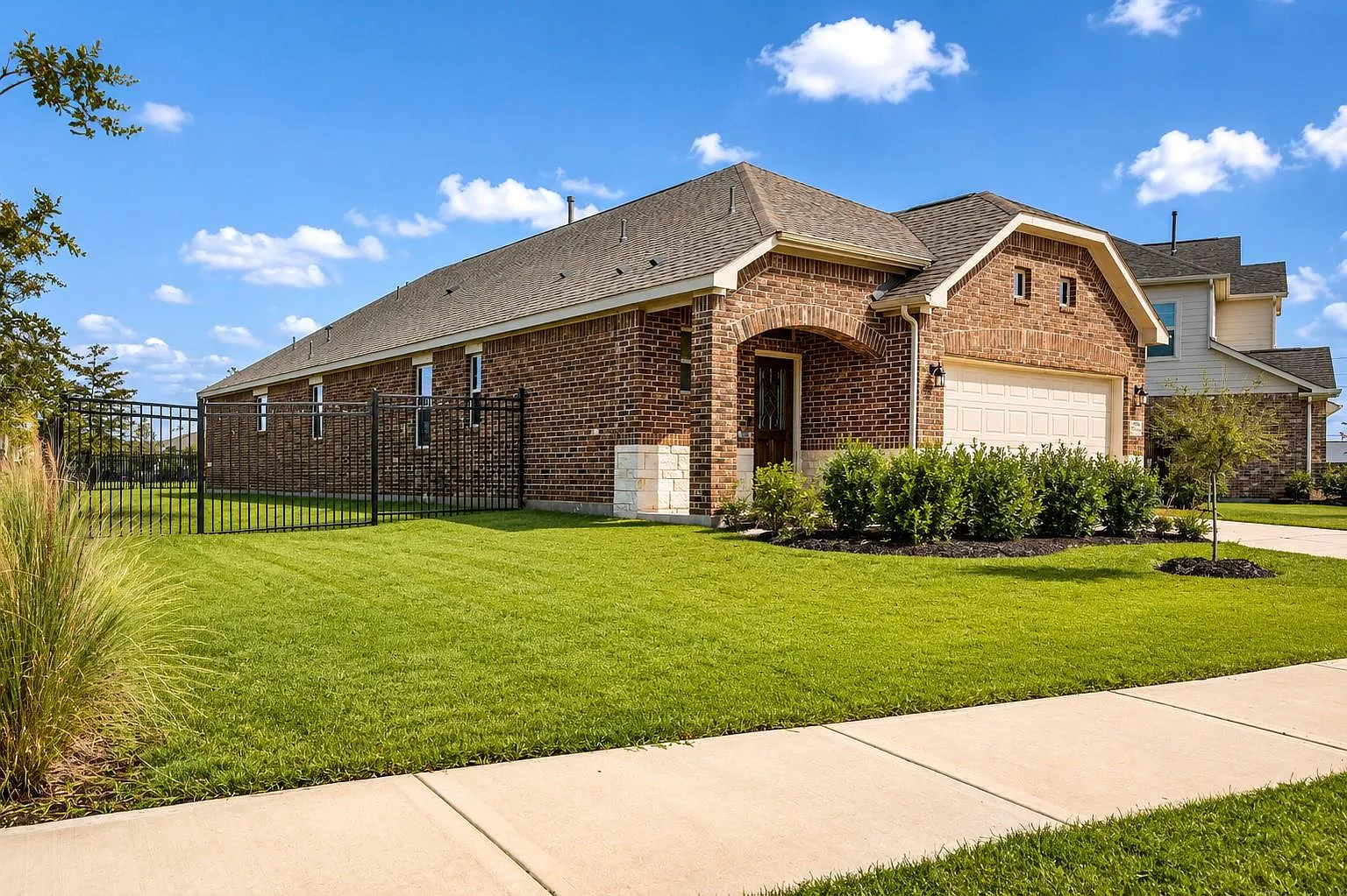 3 bed, 3.0 bath, 1823 sqft, $2,450 — Photo 2