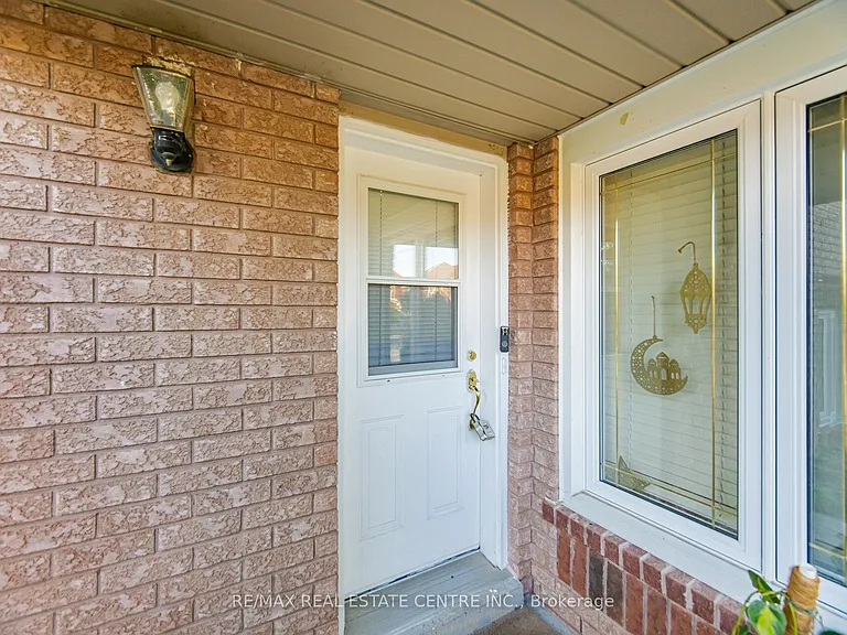 3725 Althorpe Cir N — Photo 7