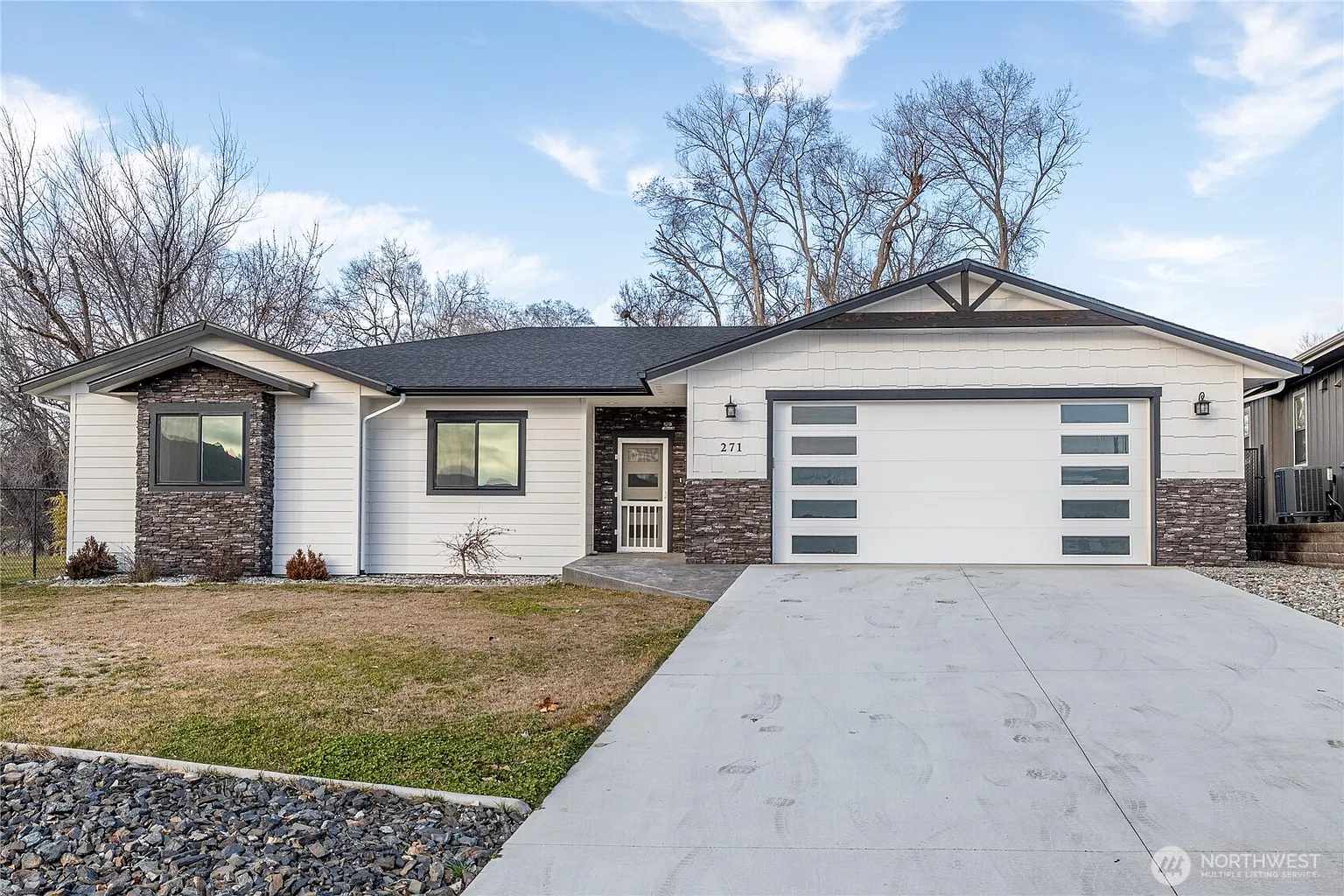 271 NW Chinook Way photo 1