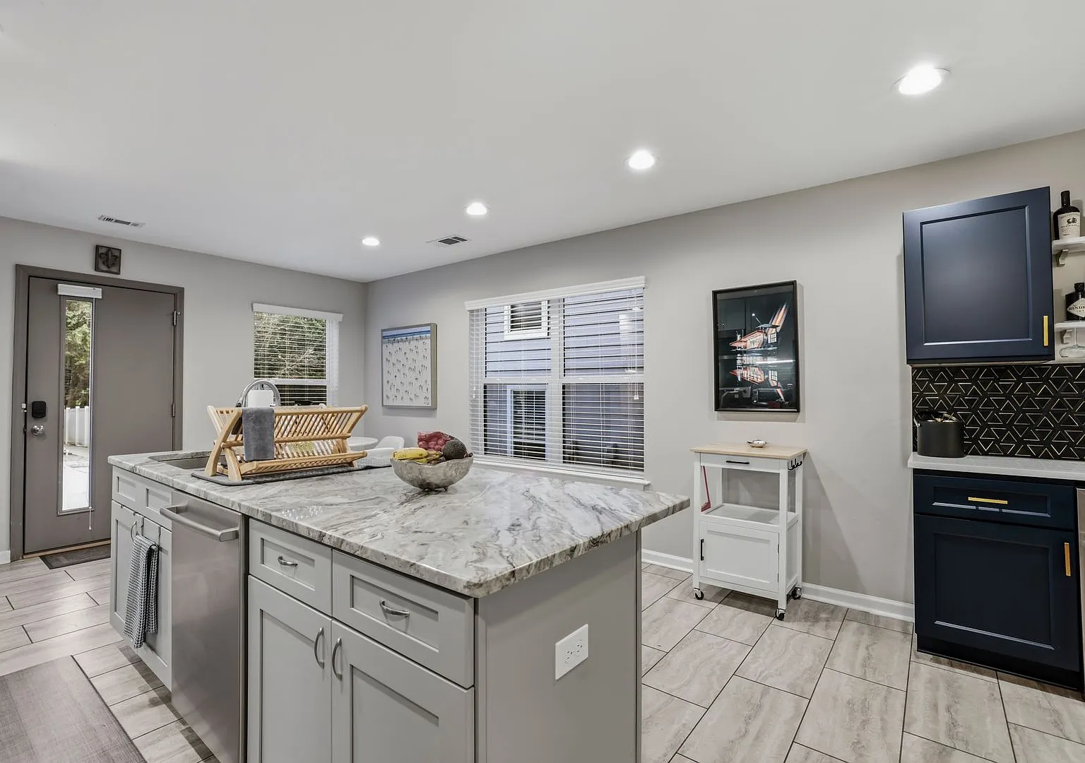 Modern 3 Bedroom Townhome — Photo 4