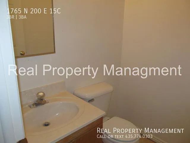 Pet Friendly Three Bedroom Town Home Available in August. — Photo 2