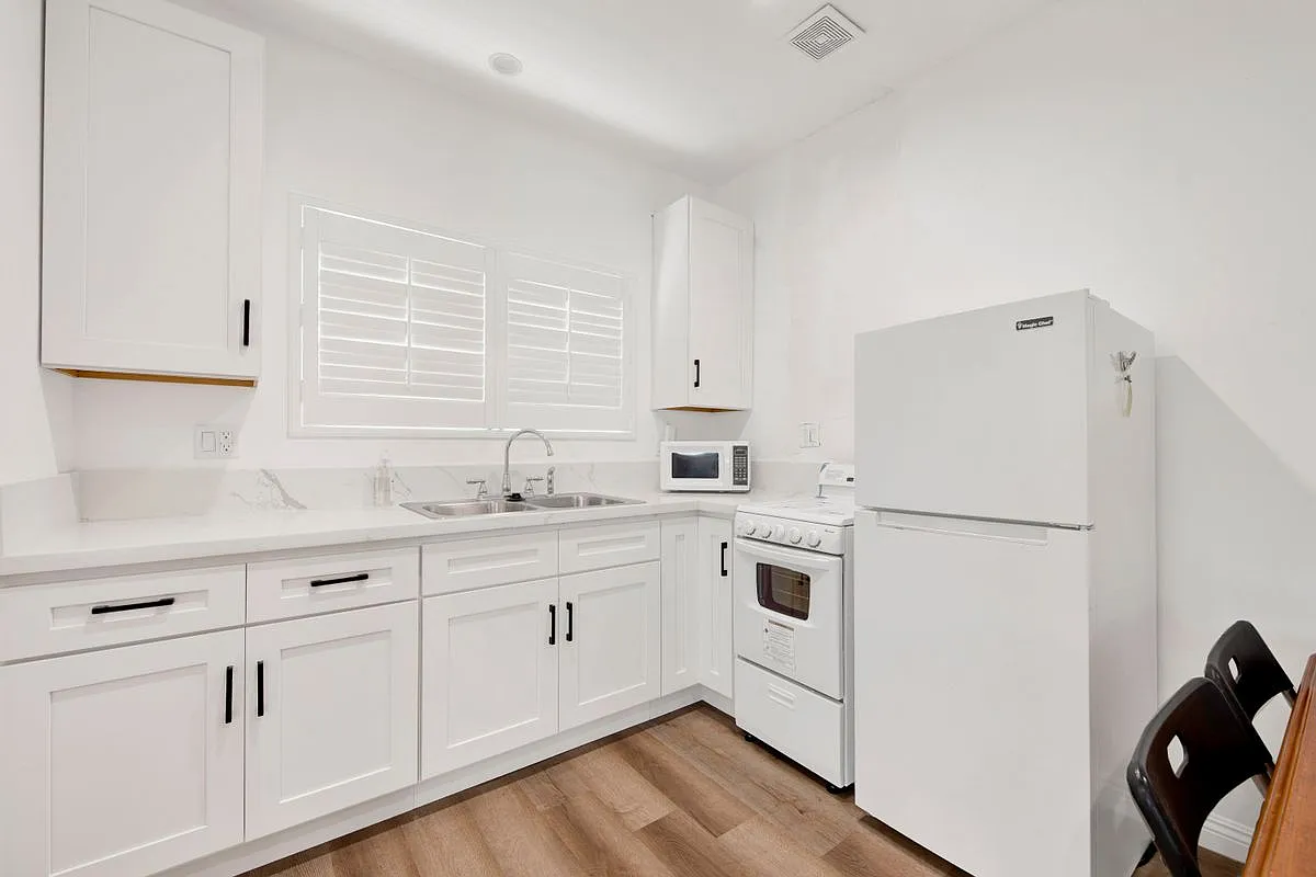 4 bed, 3.0 bath, 1652 sqft, $4,000 — Photo 3