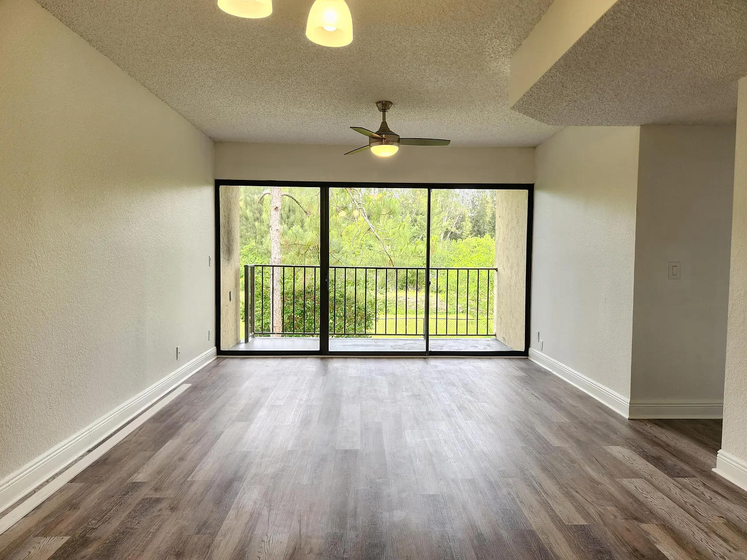 3 bed, 2.0 bath, 1100 sqft, $2,180 — Photo 4