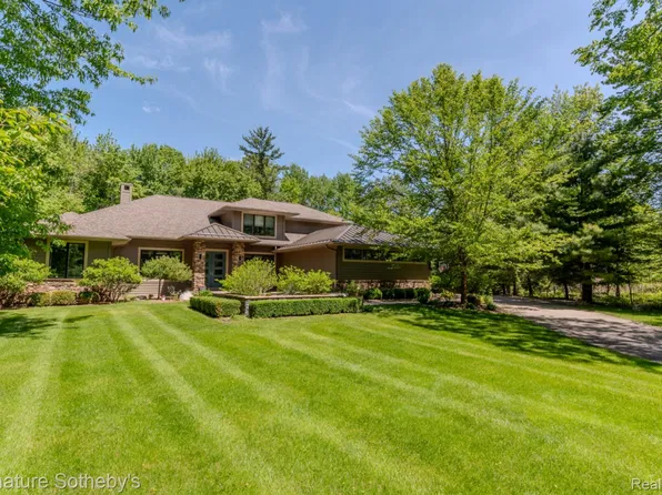 3479 E Shady Ridge Ln, Midland, MI 48642