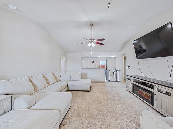 4th image of 5508 Santa Monica Dr
