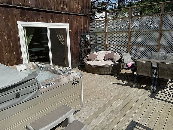Spacious deck w/privacy wall