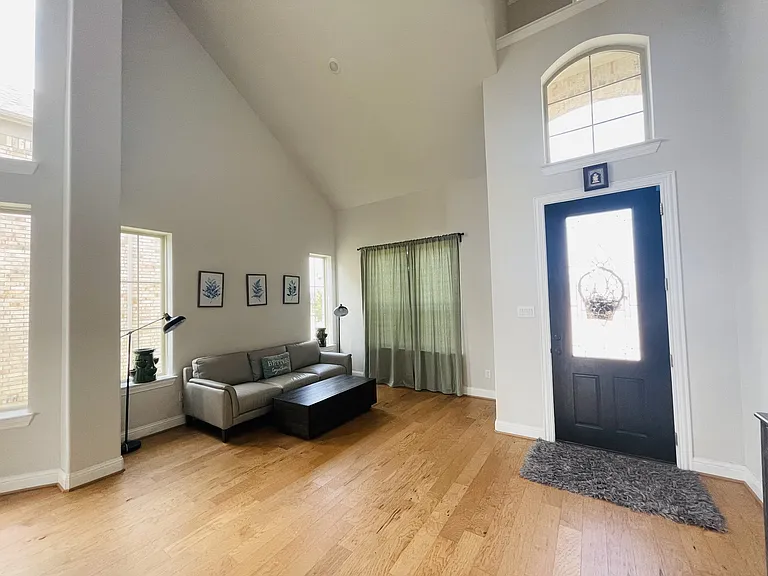 305 Cypress Hill Dr — Photo 2