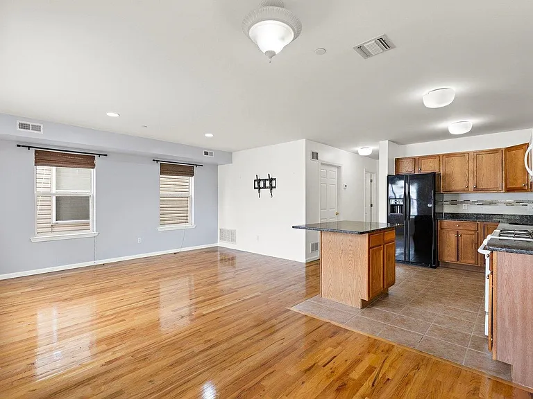 117 Logan Ave — Photo 9