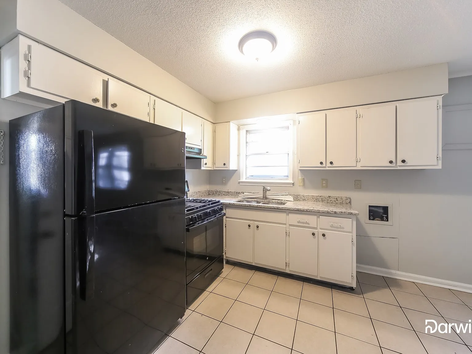 3 bed, 1.0 bath, 925 sqft, $1,385 — Photo 2