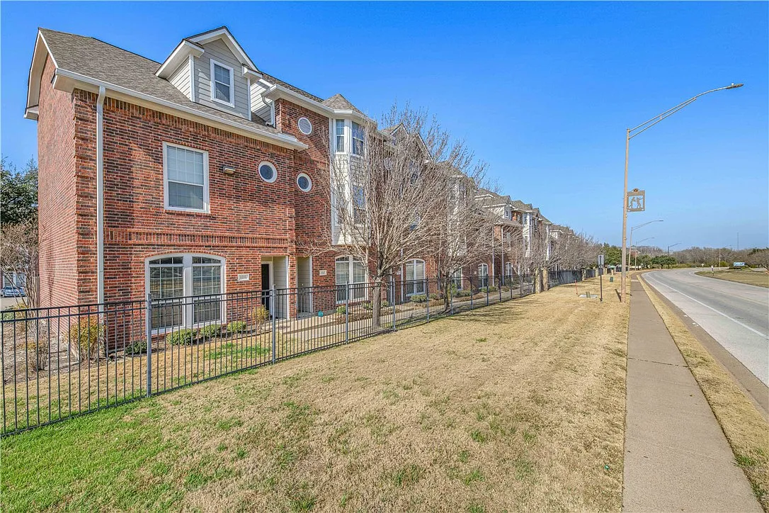4 bed, 4.5 bath, 1856 sqft, $2,400 — Photo 1