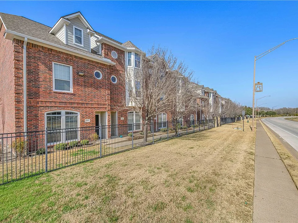 305 Holleman Dr E #102