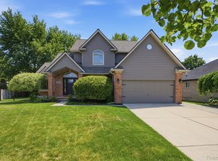 49324 Stratford Dr, Chesterfield, MI 48047